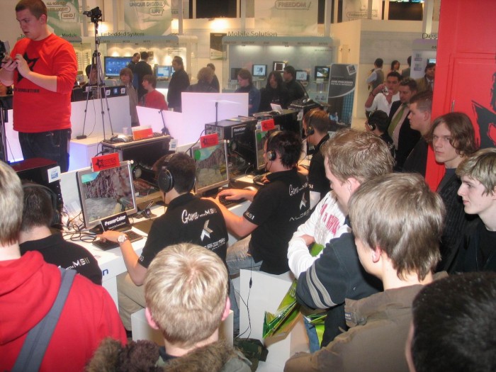 2006 durften Aussteller immerhin kleinere E-Sport-Turniere zeigen. (Bild: Nico Ernst)